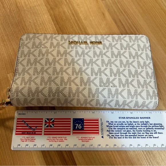 Michael Kors Jet Set Signature Logo Smartphone Wristlet - Picture 9 of 11